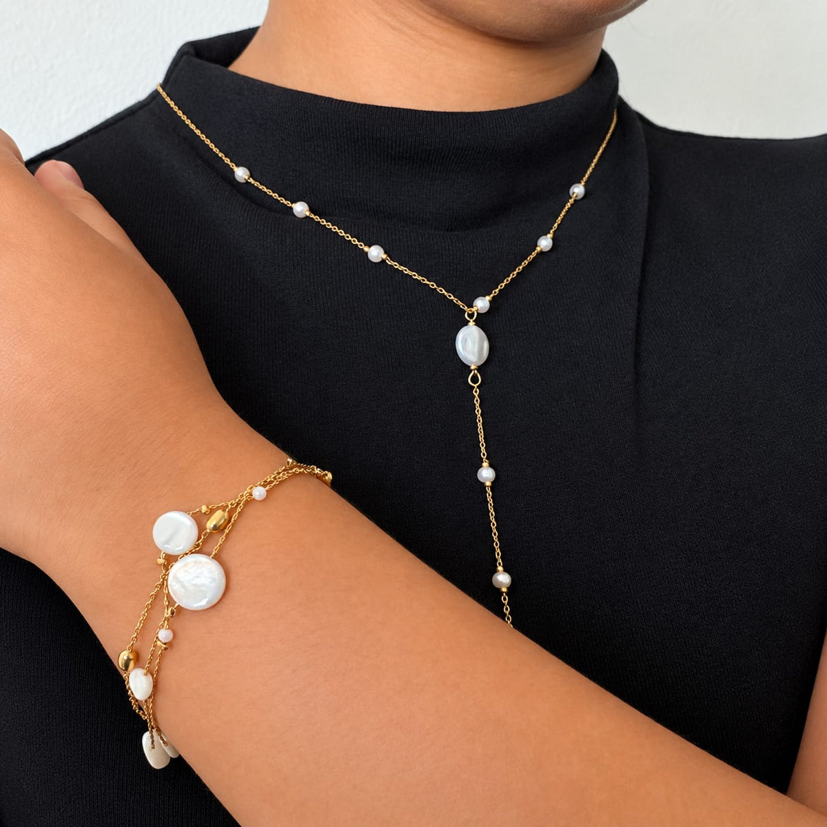 AMAYA – Collier doré forme Y à perles nacrées