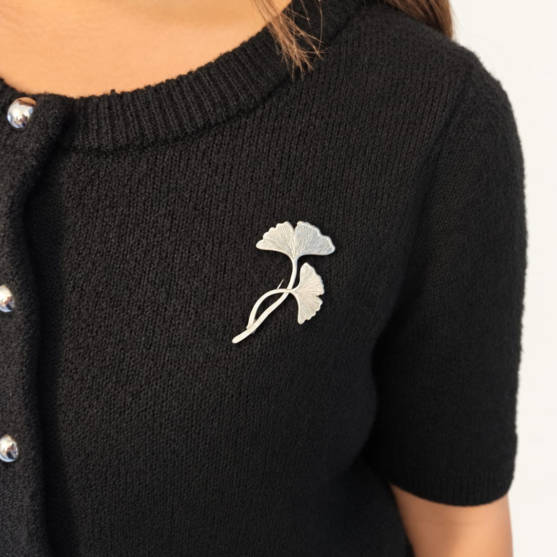 NAËLIA – Broche argentée feuilles de ginkgo