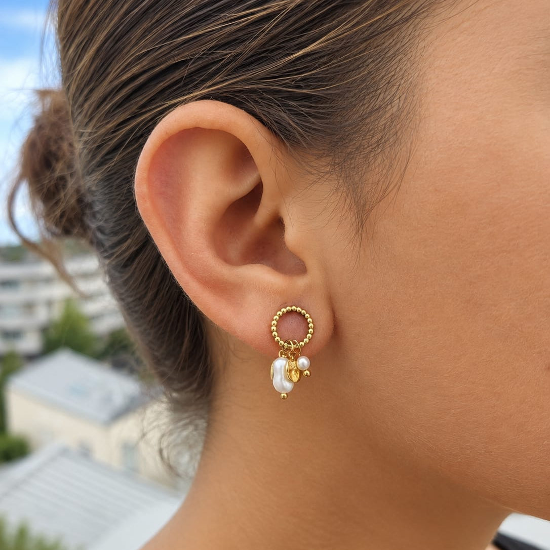 NACRIA – Boucles d’oreilles dorées pendantes avec perles