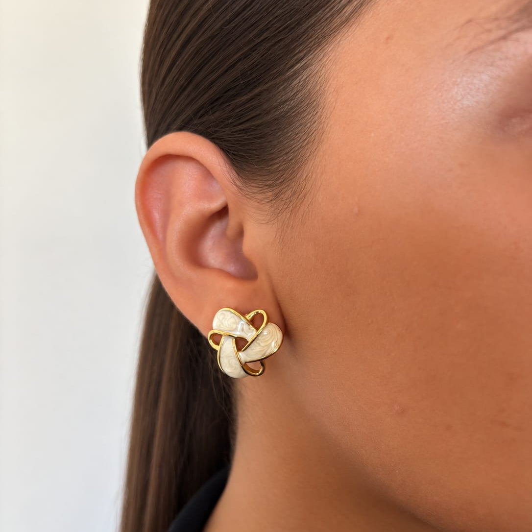 NOVA – Boucles d'oreilles nœud en émail ivoire et acier doré