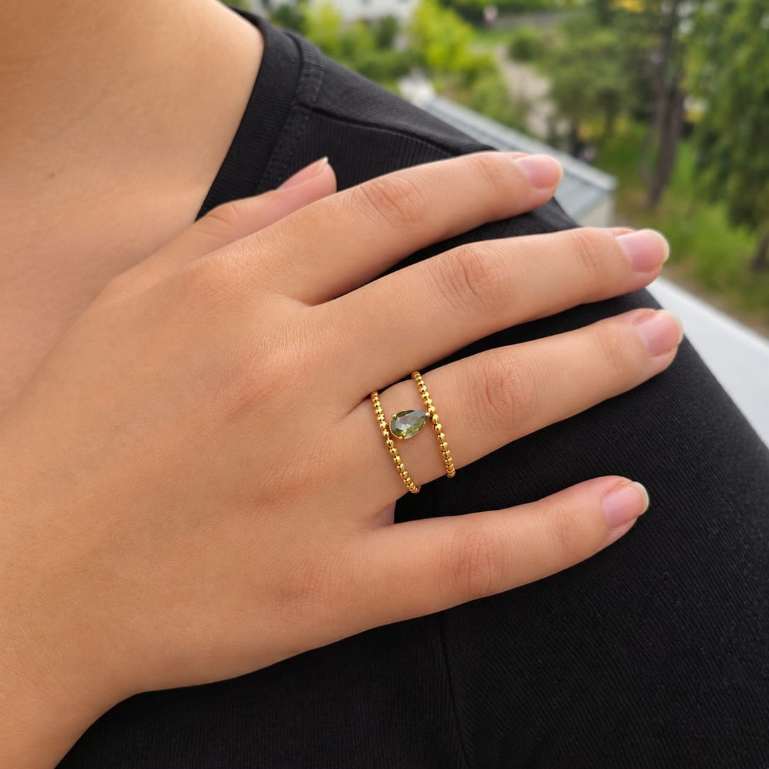 OLIVIA – Bague dorée ajourée avec pierre goutte