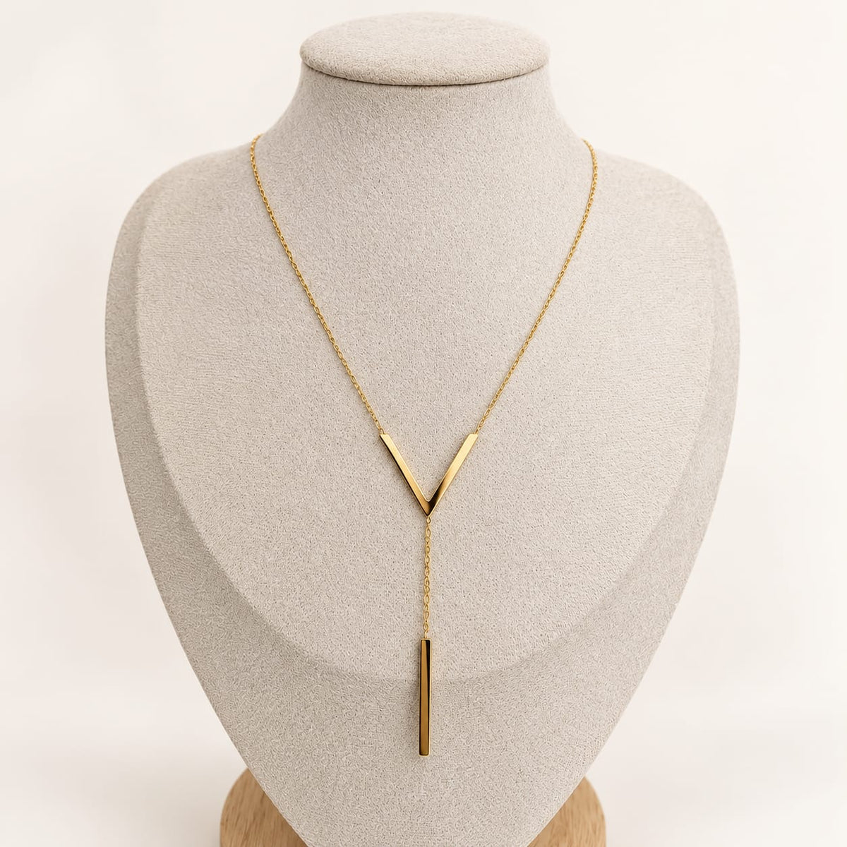 VÉLIA – Collier doré en Y avec pendentif en V
