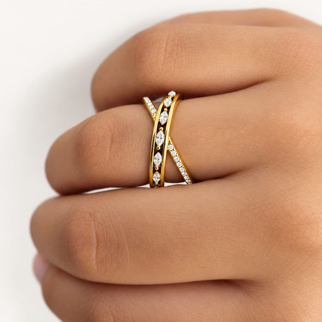 ALIA – Bague ajustable dorée croisée à strass