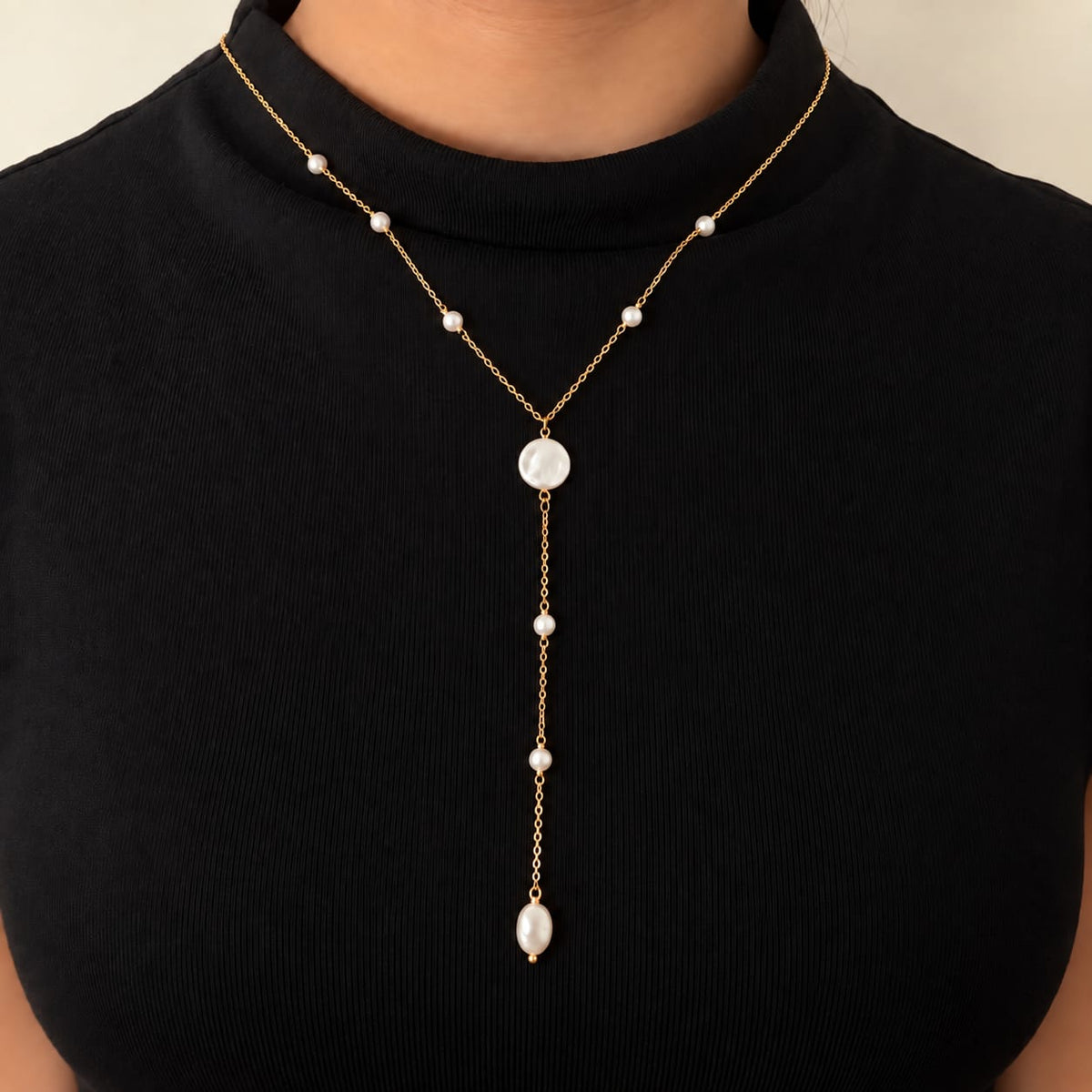 AMAYA – Collier doré forme Y à perles nacrées