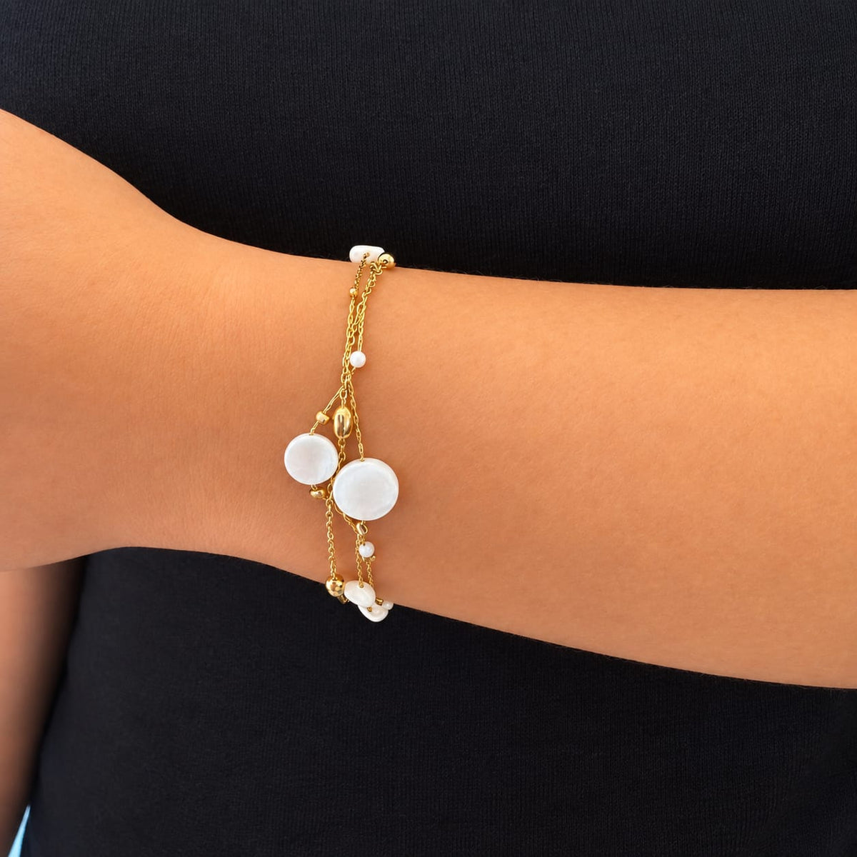 AMAYA – Bracelet doré multi-rangs à perles nacrées