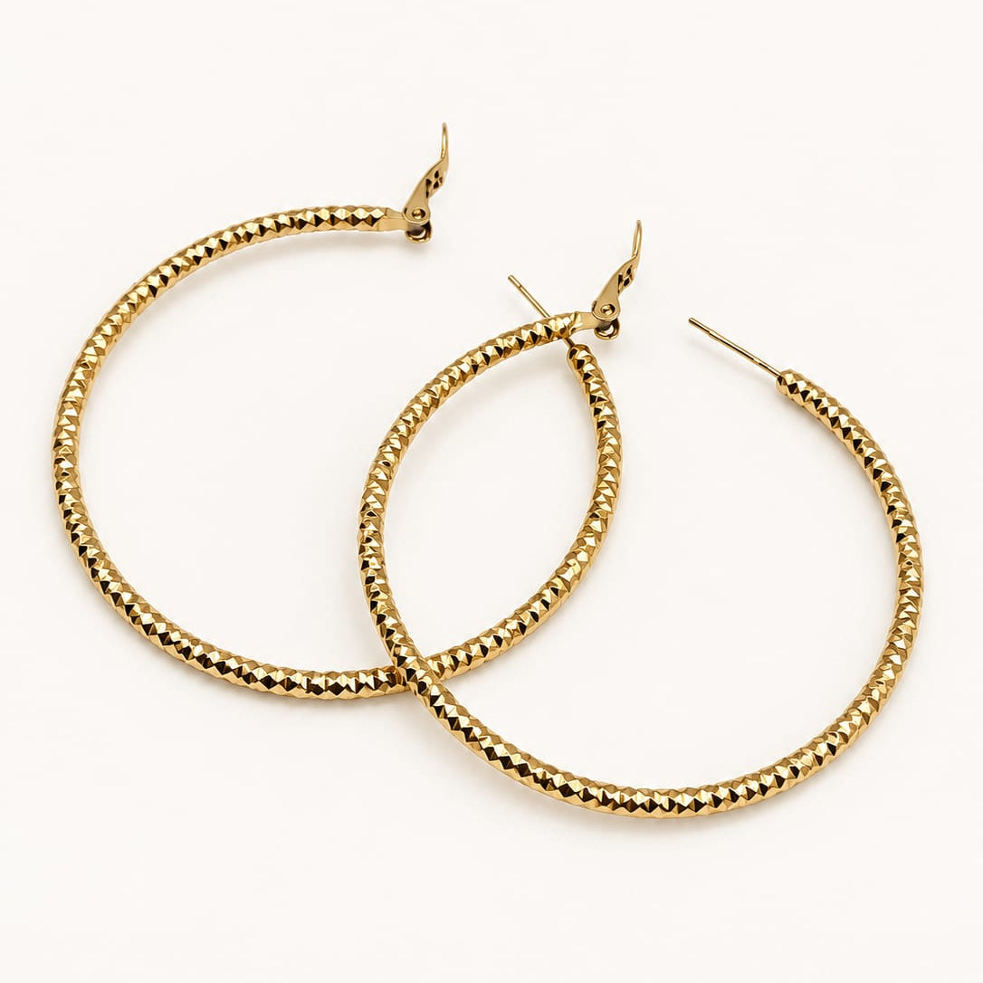 ALMA – Boucles d’oreilles créoles dorées facettées