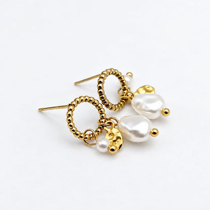 NACRIA – Boucles d’oreilles dorées pendantes avec perles