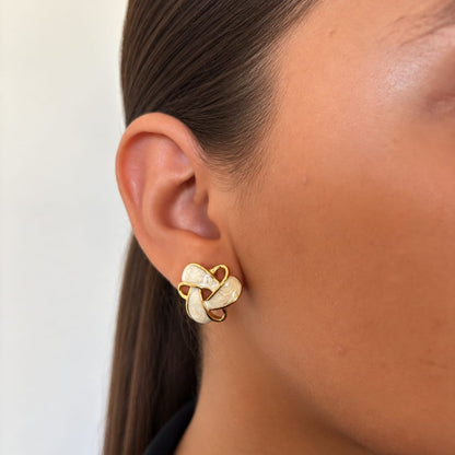 NOVA – Boucles d'oreilles nœud en émail ivoire et acier doré
