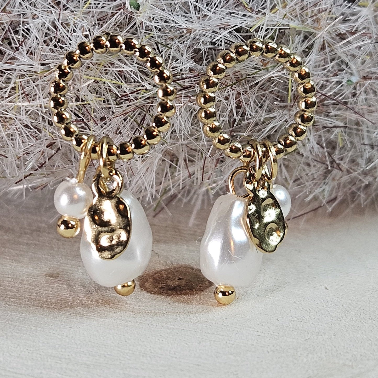 PERLA - Boucles D'oreilles cercle avec une pampille martelée et perles