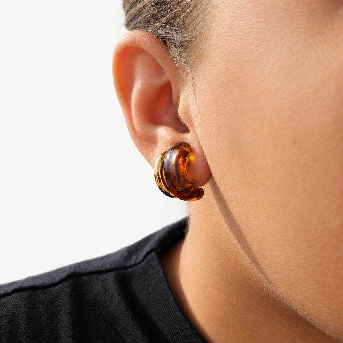 PRUNE – Boucles d’oreilles aux reflets ambrés et dorés