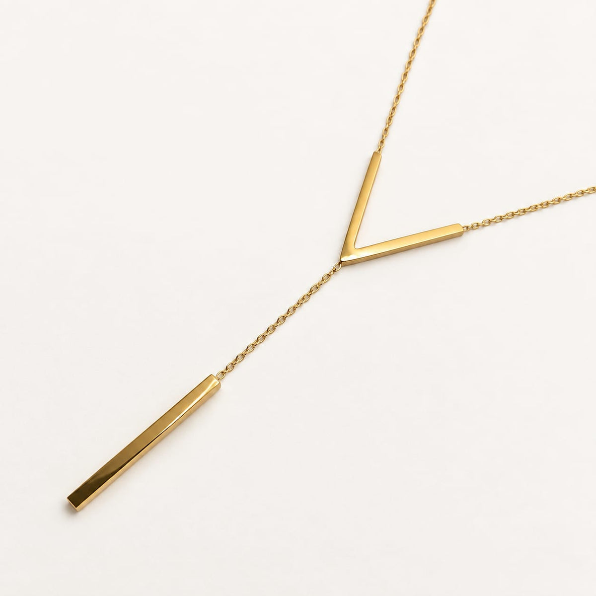 VÉLIA – Collier doré en Y avec pendentif en V