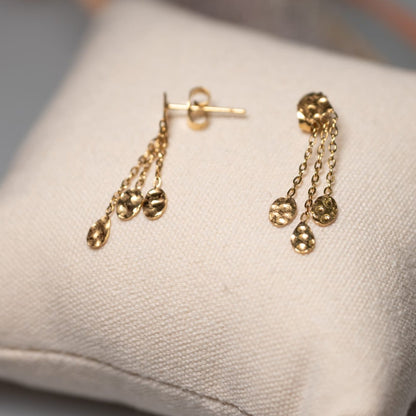 ANASTASIA – Boucles d’oreilles dorées à chaînes et pampilles martelées