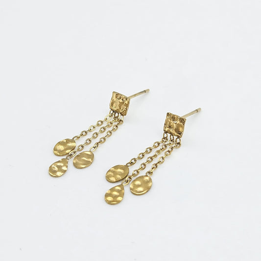 ANASTASIA – Boucles d’oreilles dorées à chaînes et pampilles martelées