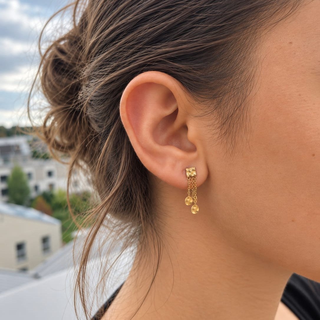 ANASTASIA – Boucles d’oreilles dorées à chaînes et pampilles martelées