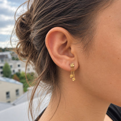 ANASTASIA – Boucles d’oreilles dorées à chaînes et pampilles martelées