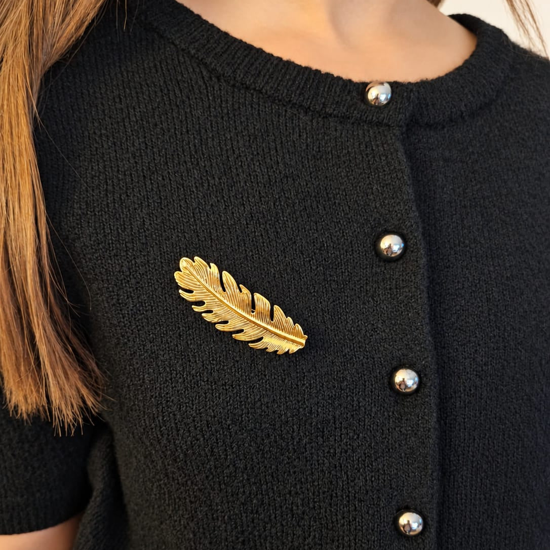 ALIZÉE – Broche plume dorée