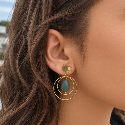 RIHANA - Boucles d'oreilles  soleil dorées avec  pierre verte
