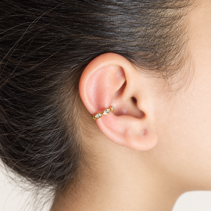 NAÏLA – Bague d’oreille dorée à strass