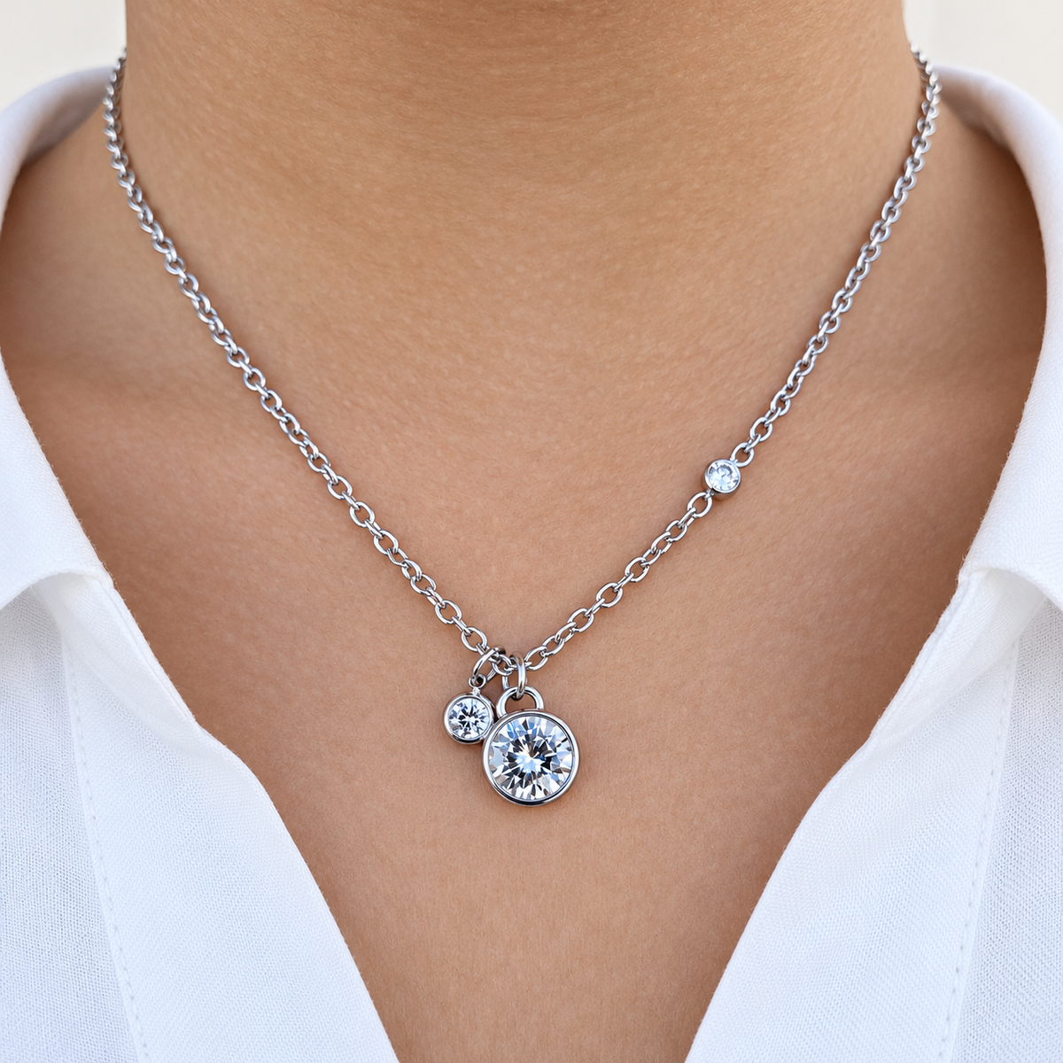VEGA – Collier argenté à pierres transparentes