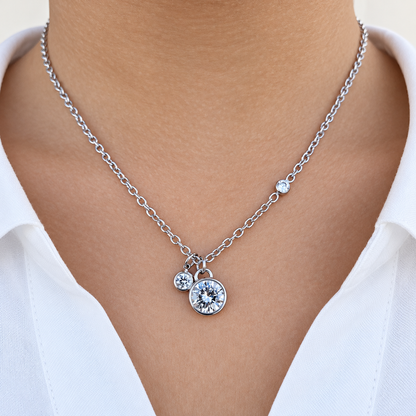 VEGA – Collier argenté à pierres transparentes