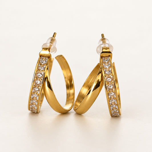 LÉONIE – Boucles d’oreilles dorées croisées à strass en acier inoxydable