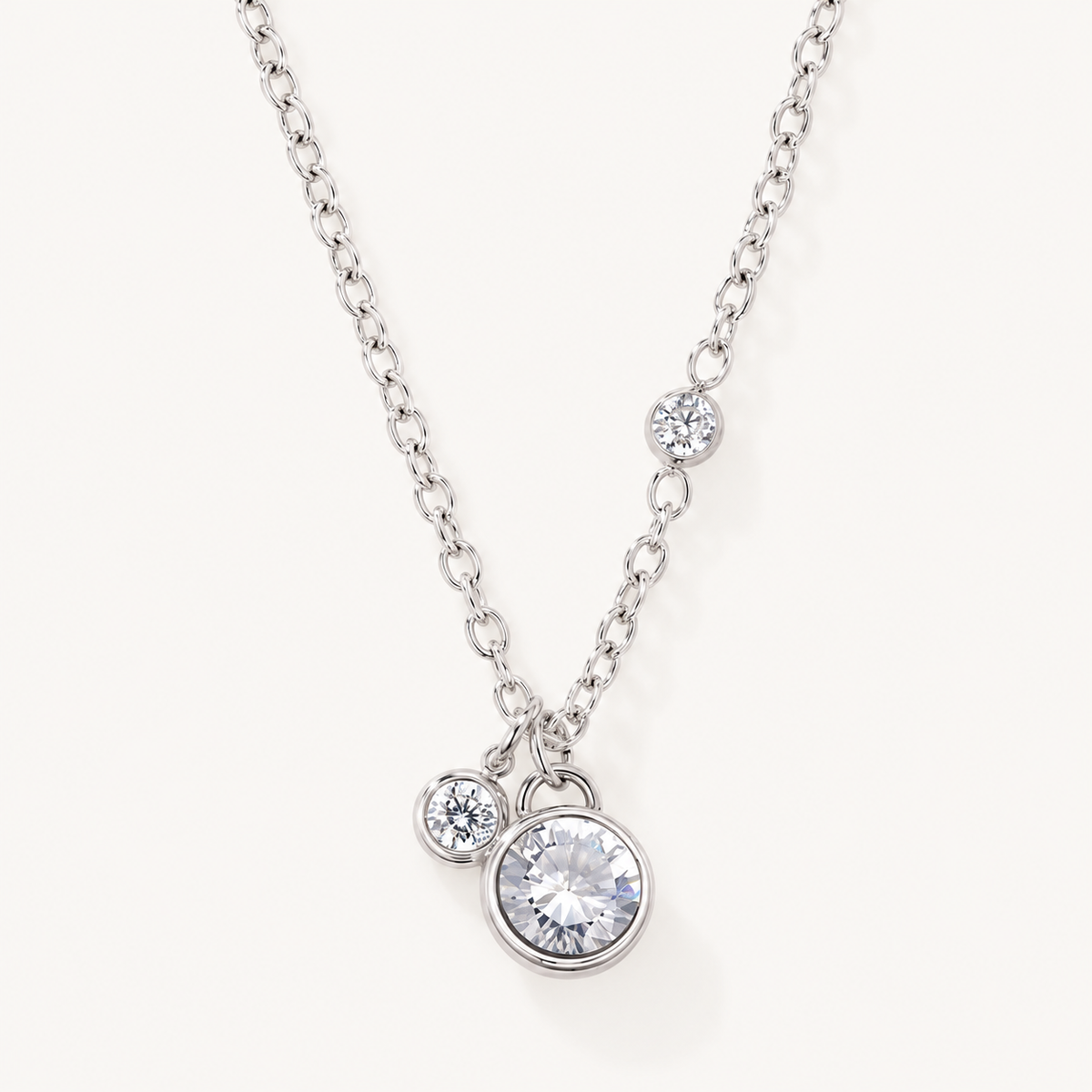 VEGA – Collier argenté à pierres transparentes
